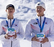 프리스타일 모굴 혼성팀 경기에서 은메달 획득한 윤신이와 이윤승