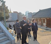 이화정 시설 둘러보는 강정애 장관