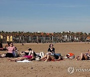 한여름 같은 스페인 30도 육박…가뭄 겹쳐 '이중고'