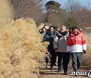 강릉 바우길 걷는 유인촌 장관