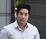 "몰랐으니 '노 프라블럼'" 이근, 무면허 운전 혐의로 검찰 송치