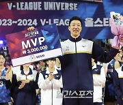 신영석 MVP·세리머니상 싹쓸이…여자부 MVP는 표승주, 김연경은 세리머니상