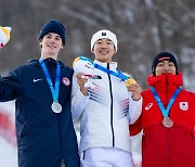 첫 ‘멀티 메달리스트’ 나왔다…프리스타일 스키 모굴 이윤승, 은메달 이어 금메달 획득