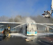 수원 공영차고지 버스서 불…인명피해 없어