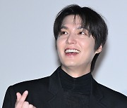 이민호, 환하게 손하트 [포토엔HD]