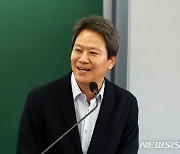 임종석, 불출마 압박에 "총선에 빨간 불…단합하고 확장해야"