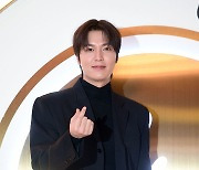 포즈 취하는 이민호