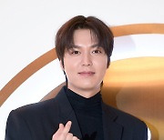 포즈 취하는 이민호