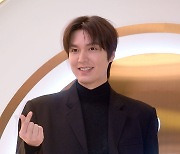 포즈 취하는 이민호