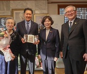 보훈장관, 이승만 유족에 '이달의 독립운동가' 선정패 전달