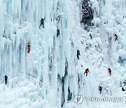 거대한 빙벽에 오르는 사람들