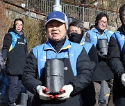 연탄배달 나선 진옥동 회장 "어려운 이웃 나눔 위해 방법 찾겠다"