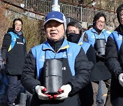 [포토] 진옥동 신한금융 회장, 연탄배달 구슬땀