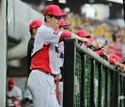 광주 슈퍼유망주→KBO 최고 수비형 2루수→28년 근속 타이거즈맨→충격의 금품수수 혐의→KIA 김종국 쇼크 ‘멘붕’