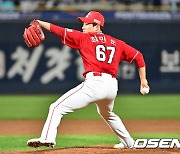 ‘전반기 ERA 3.09→후반기 5.76’...40대 베테랑 꾸준함에 감탄한 25세 영건, “나도 욕심난다”