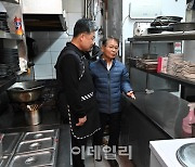 [포토]주방 살펴보는 이정식 고용노동부 장관