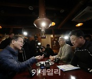 [포토]소규모 서비스업 사업장 대표 면담하는 이정식 장관