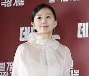 '데드맨' 김희애 "오래했는데도 내 연기 보는 건 부끄러워"