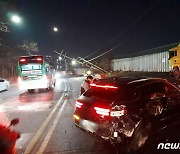 인천서 음주운전 차와 충돌한 SUV 전봇대 들이받아…70대 여성 경상(종합)