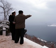 북한 "어제 잠수함발사순항미사일 시험발사…김정은, 핵잠 건조 파악"(상보)