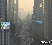 미세먼지로 흐릿한 도심, 오후에는 '나쁨'