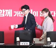 비대위 회의 참석하는 한동훈 비대위원장과 김예지 의원