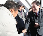 시민과 인사 나누는 최경환