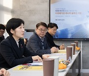 한화진 장관, 태양광 폐패널 재활용 업체와 간담회