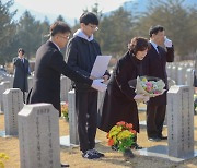 보훈부, 전몰·순직군경 자녀 합격증 헌정