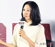 김희애 "이렇게 화려한 역할은 처음…컬러렌즈까지"('데드맨')