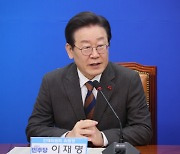 檢, `이재명 습격범` 살인미수 등 혐의 기소…"칼로 목 찌르는 연습도"