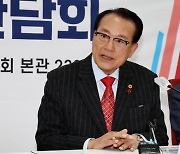 김호일 "이준석, 노인들 무임승차로 경마장 도박 모함... 정계 떠나야"