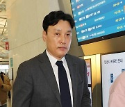 [포토]호주로 출국하는 이승엽 두산감독