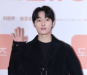 [포토] 윤찬영, 시크 손인사