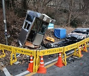 러시아 대사관 초소로 승용차 돌진..경찰관 중상