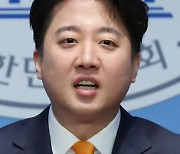 또 갈라치는 이준석 “경찰·소방관 되려면 여성도 군 복무를”