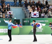 팬들 축하 받는 김현겸