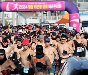 [핫클릭] 영하 12도 대관령에서 알몸 마라톤대회 열려 外