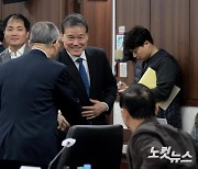 참석자들과 악수하는 김영호 통일부 장관