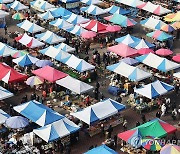 설 앞두고 모란시장 찾은 시민들