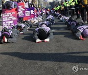 오체투지 하며 용산 대통령실 향하는 이태원 유가족들