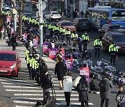 '특별법 공포 촉구' 오체투지하는 이태원 참사 유가족들