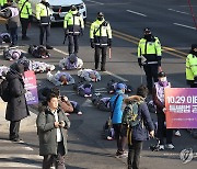 '특별법 공포 촉구' 오체투지하는 이태원 참사 유가족들