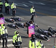 대통령실 방향으로 오체투지하는 이태원 참사 유가족들