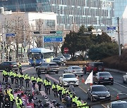 용산구청 지나며 오체투지하는 이태원 참사 유가족들