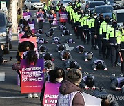 '특별법 공포 촉구' 오체투지 이어가는 이태원 참사 유가족들