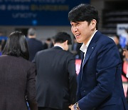 WKBL, '역대 최초 300승' 우리은행 위성우 감독 축하행사...유니폼 이벤트 진행