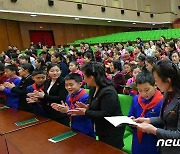 어린이들에게 선물 전달한 北 김정은…"은정 어린 선물"