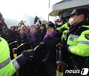 기자회견 하려는 이태원 참사 유가족과 이를 막는 경찰