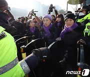 갈등 빚는 10·29 참사 유가족과 경찰